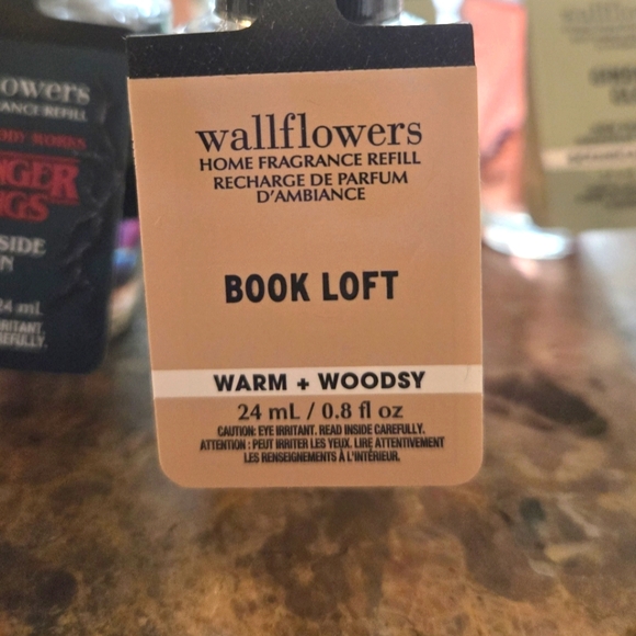 Book Loft + Clean House 🏠 Vibes WALLFLOWER - Picture 3 of 6